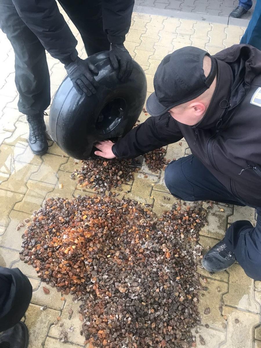 На польско-украинской границе в баке авто нашли 22 кг янтаря