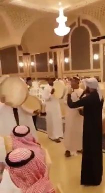 На свадьбе в Саудовской Аравии гостям подарили сотни новых айфонов