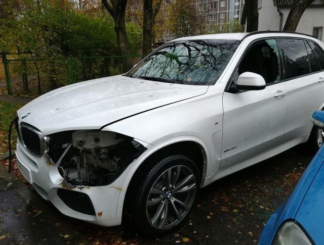 В Риге злоумышленники похитили фары BMW X5 с помощью паяльной лампы