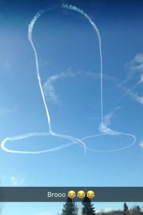 ВМС США извинились за пенис в небе, нарисованный летчиком