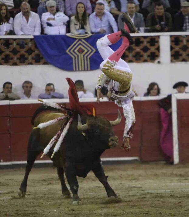 Мексиканский матадор серьезно пострадал во время поединка с полутонным быком