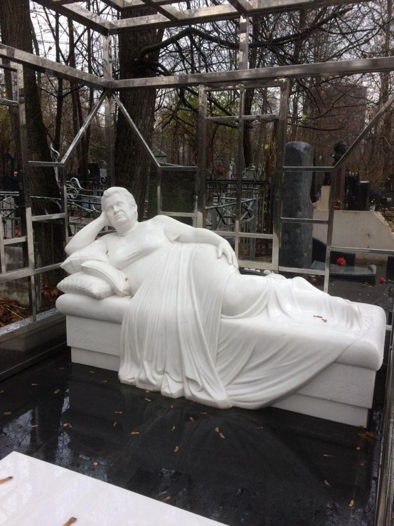 Загадочная скульптура женщины, заточенная в клетке, появилась на Ваганьковском кладбище