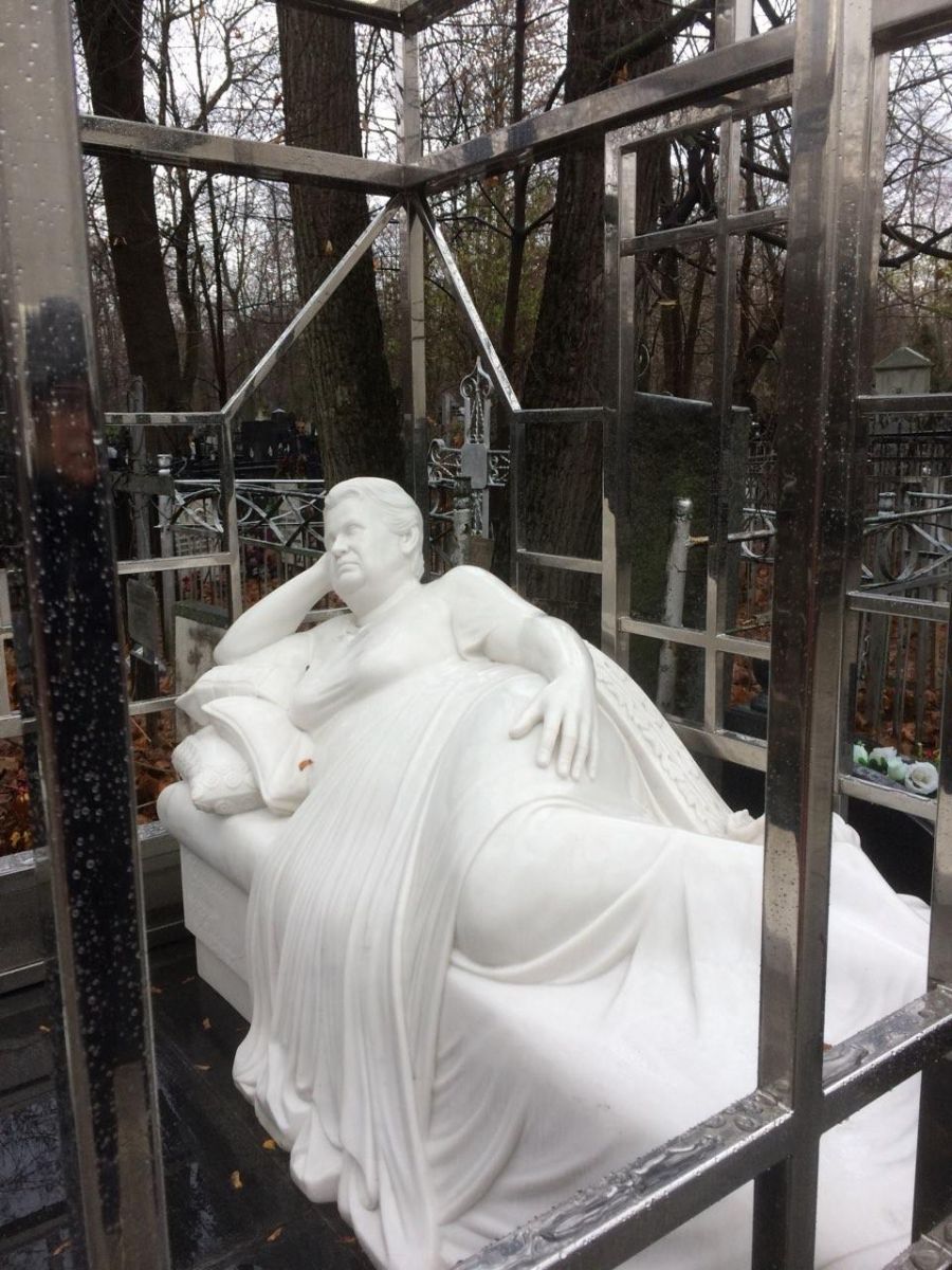Загадочная скульптура женщины, заточенная в клетке, появилась на Ваганьковском кладбище