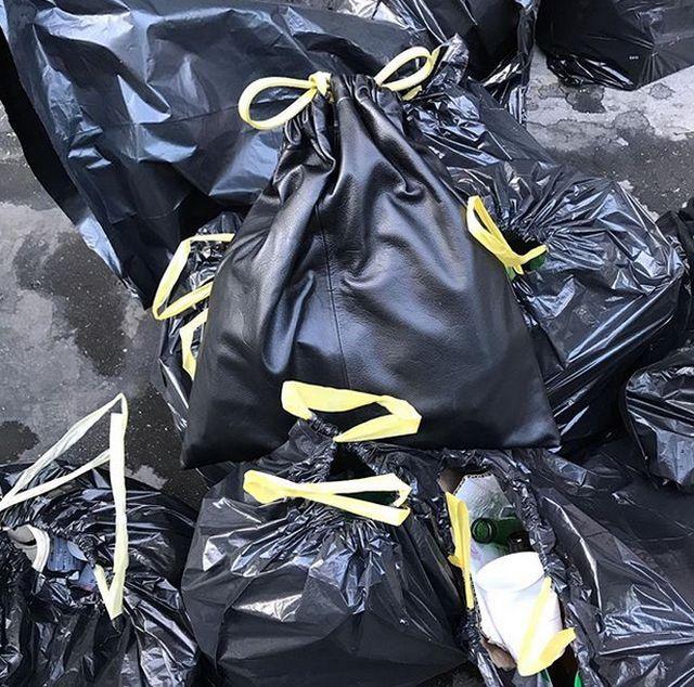 В Испании начали продавать сумки в виде мусорного пакета