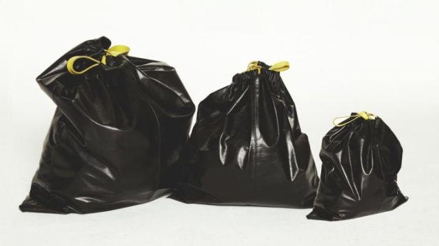 В Испании начали продавать сумки в виде мусорного пакета