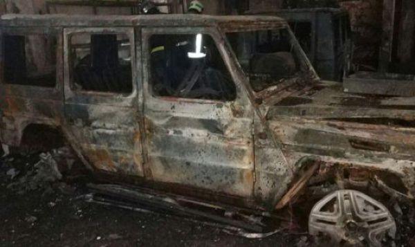 Во время пожара в автосервисе сгорели пять внедорожников Mercedes-Benz G500