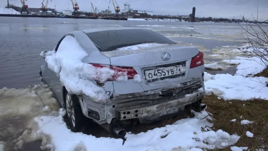 К Рыбинску причалил Lexus, несколько дней дрейфовавший по Волге