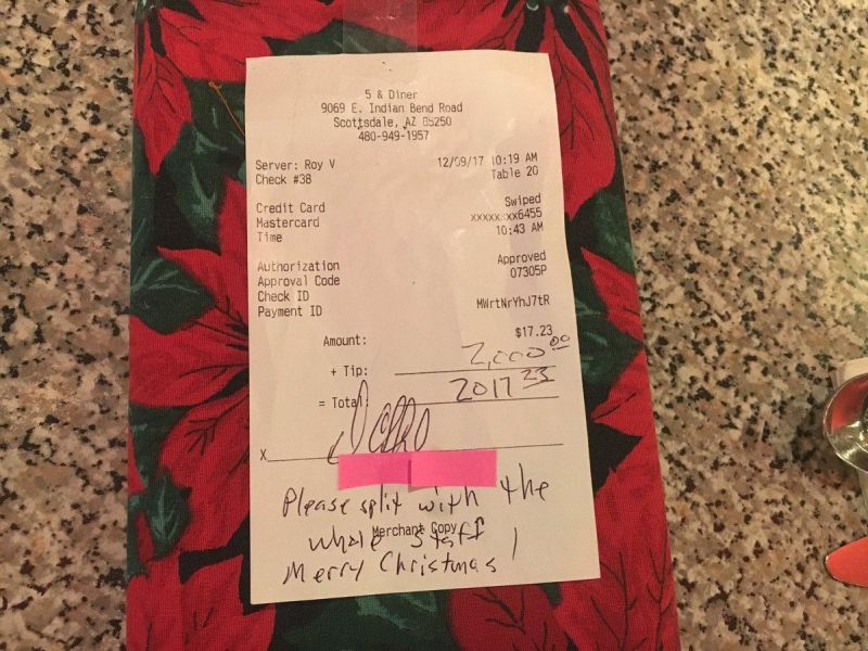 Чудеса на Рождество: таинственный посетитель поел на $17, а оставил на чай $2000