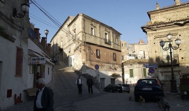 В итальянском городе Круколи раздают старые двухэтажные дома