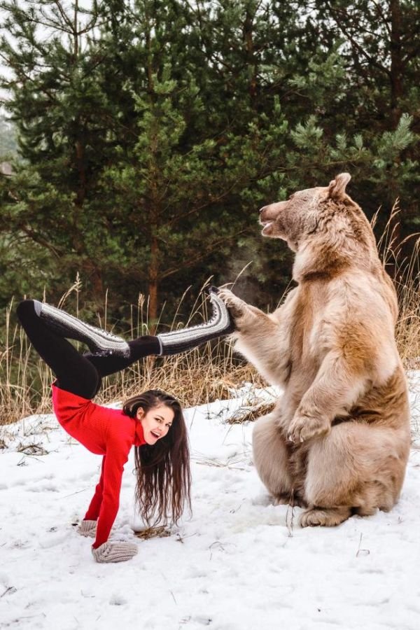 Фотосессия гимнастки Стефани Миллингер с медведем Стефаном