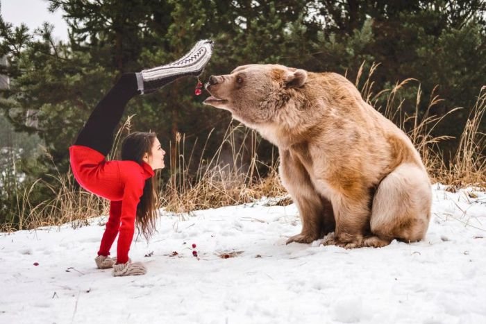 Фотосессия гимнастки Стефани Миллингер с медведем Стефаном