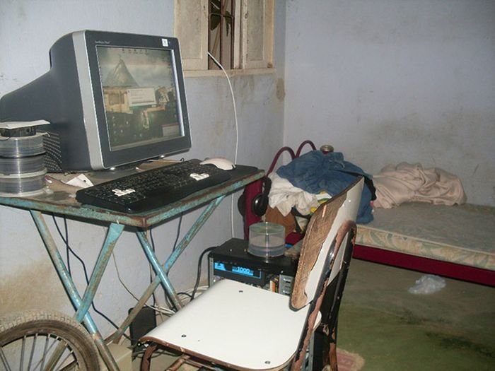 Когда компьютерные столы превращаются в помойки