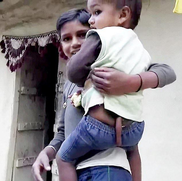 Индийские крестьяне поклоняются мальчику с хвостом