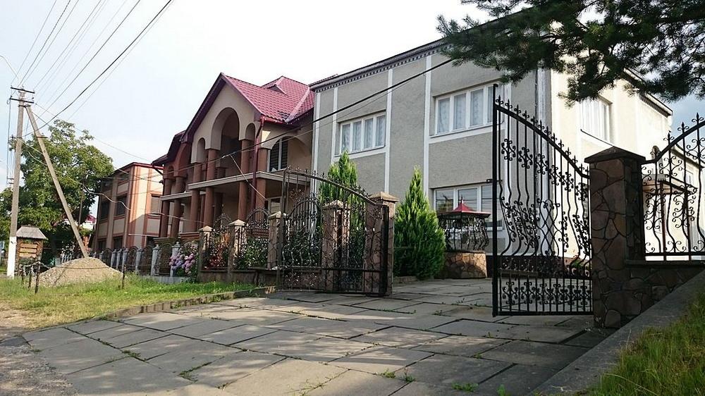 Село, где нет ни одного одноэтажного дома, признано самым богатым на Украине