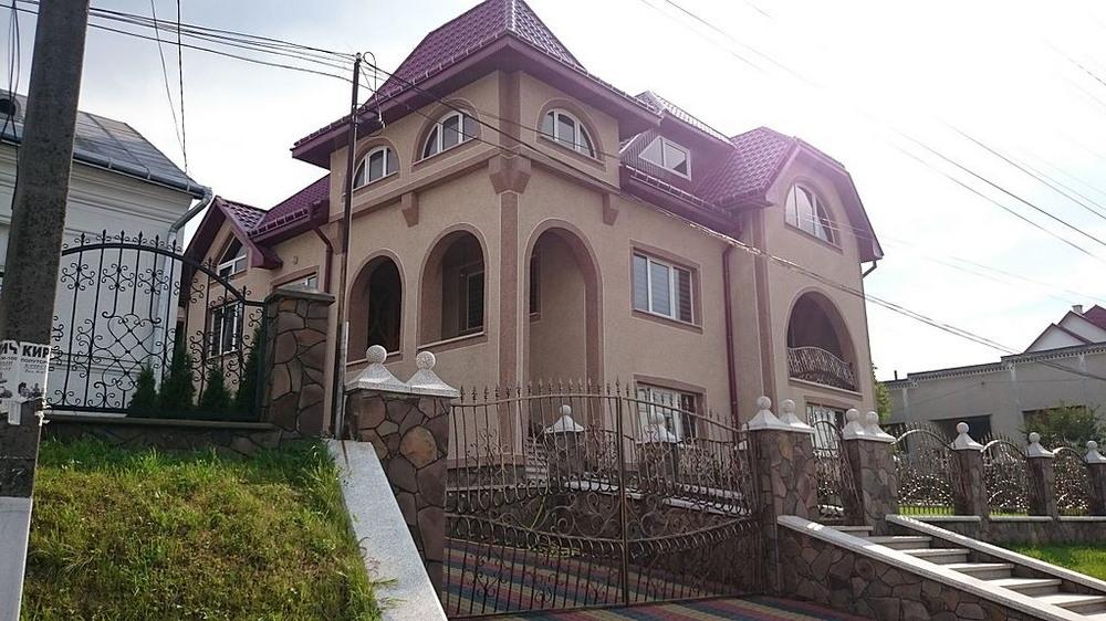 Село, где нет ни одного одноэтажного дома, признано самым богатым на Украине
