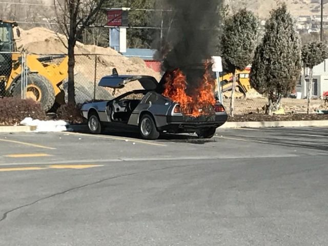 Эксклюзивный спорткар Delorean DMC-12 сгорел из-за отсутствия огнетушителя Эксклюзивный спорткар Delorean DMC-12 сгорел из-за отсутствия огнетушителя