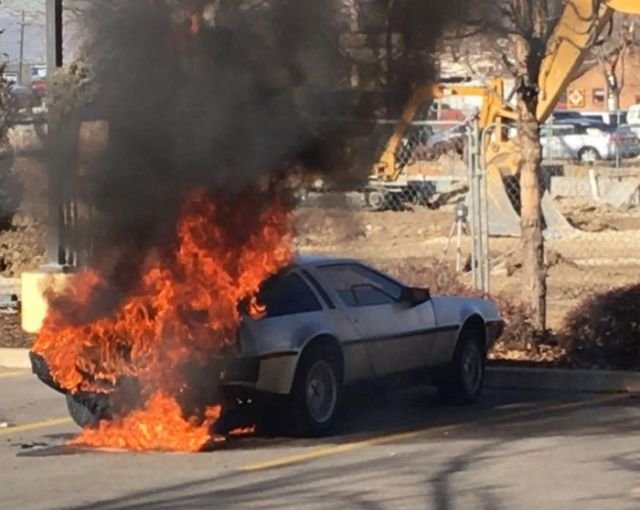 Эксклюзивный спорткар Delorean DMC-12 сгорел из-за отсутствия огнетушителя Эксклюзивный спорткар Delorean DMC-12 сгорел из-за отсутствия огнетушителя