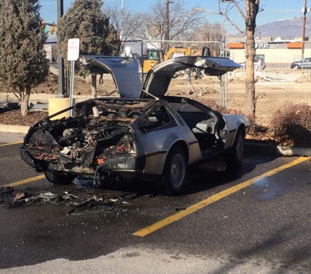 Эксклюзивный спорткар Delorean DMC-12 сгорел из-за отсутствия огнетушителя Эксклюзивный спорткар Delorean DMC-12 сгорел из-за отсутствия огнетушителя