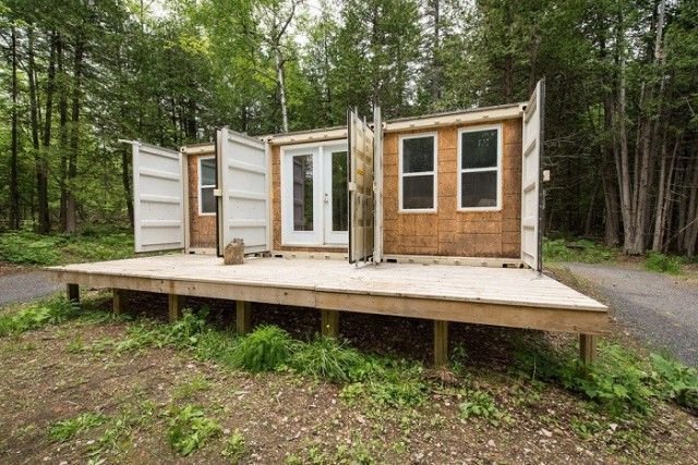 Дом из контейнеров в канадском лесу