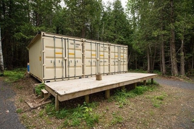 Дом из контейнеров в канадском лесу