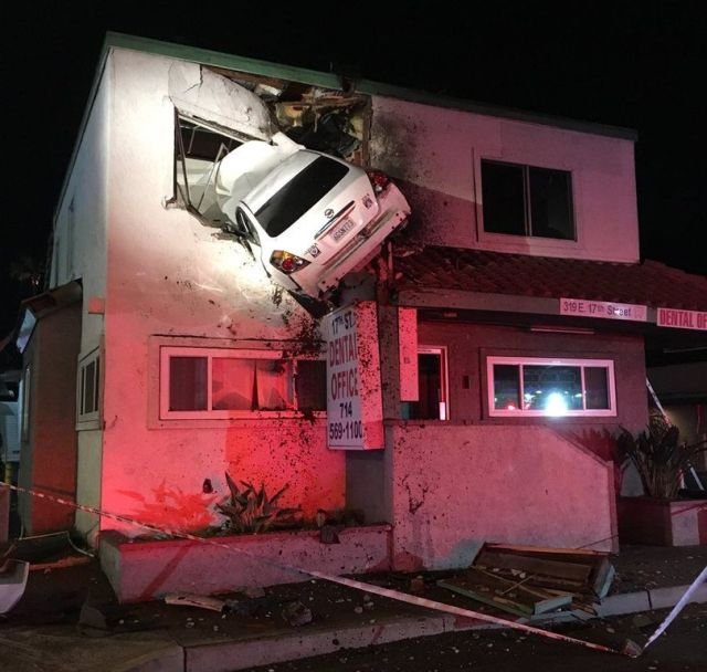 В Калифорнии автомобиль влетел во второй этаж здания