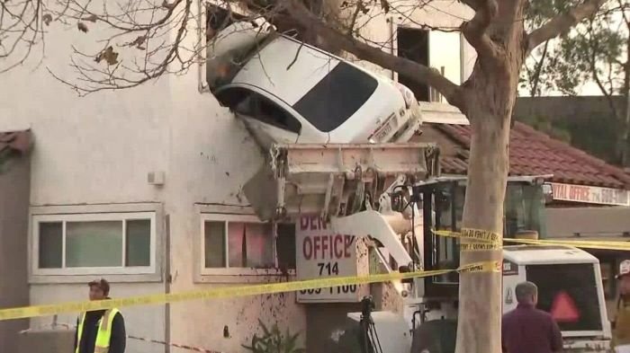 В Калифорнии автомобиль влетел во второй этаж здания