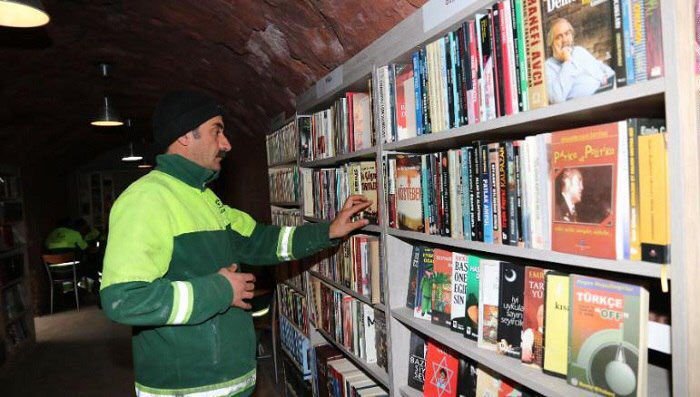 Мусорщики открыли библиотеку из выброшенных книг