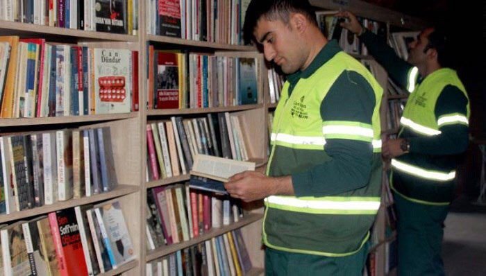 Мусорщики открыли библиотеку из выброшенных книг