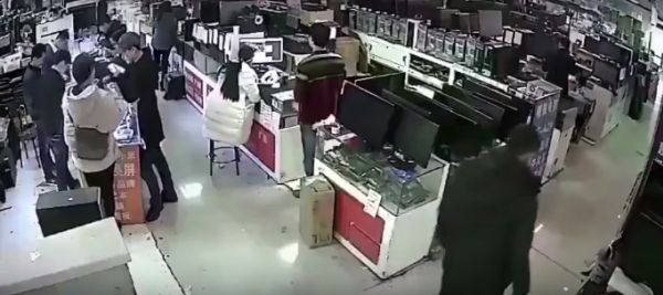 Покупатель в магазине укусил iPhone, спровоцировав взрыв