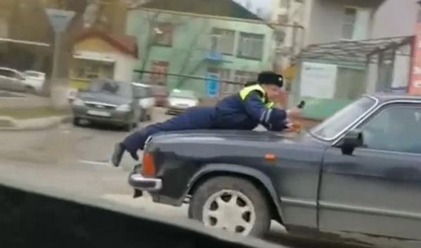 В Дагестане полицейского прокатили на капоте Волги