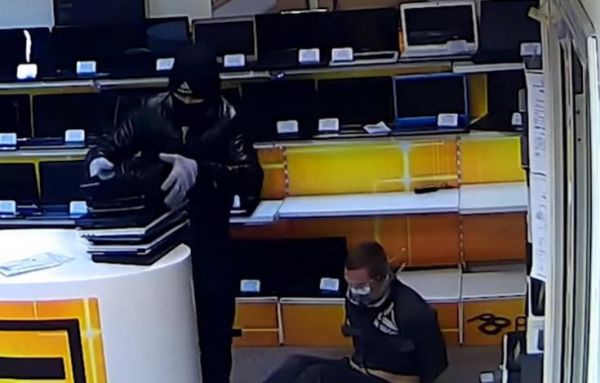 В Екатеринбурге грабители борцовским приемом обезвредили продавца и вынесли ноутбуков более чем на миллион рублей