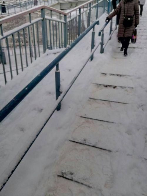 На пешеходных мостах в Монино можно открывать горнолыжные курорты