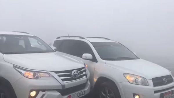 Густой туман на трассе в Дубай стал причиной массового ДТП