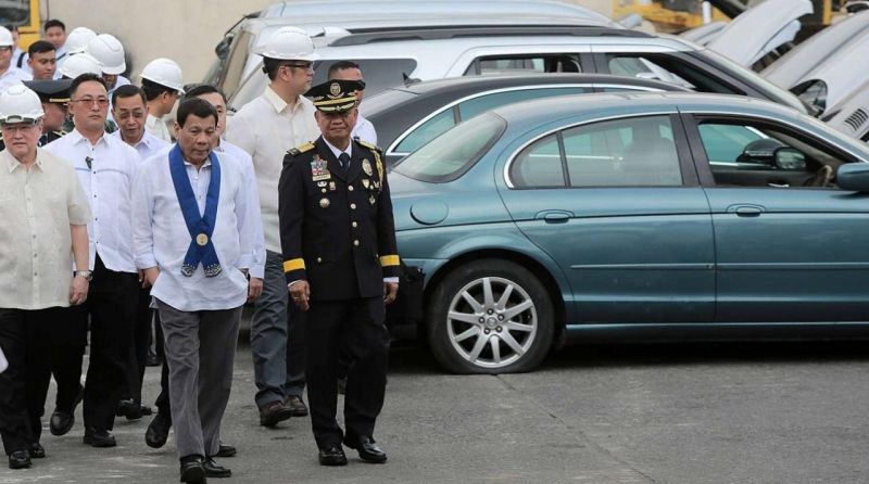 Президент Филиппин раздавил бульдозером люксовые авто, чтобы те не достались чиновникам