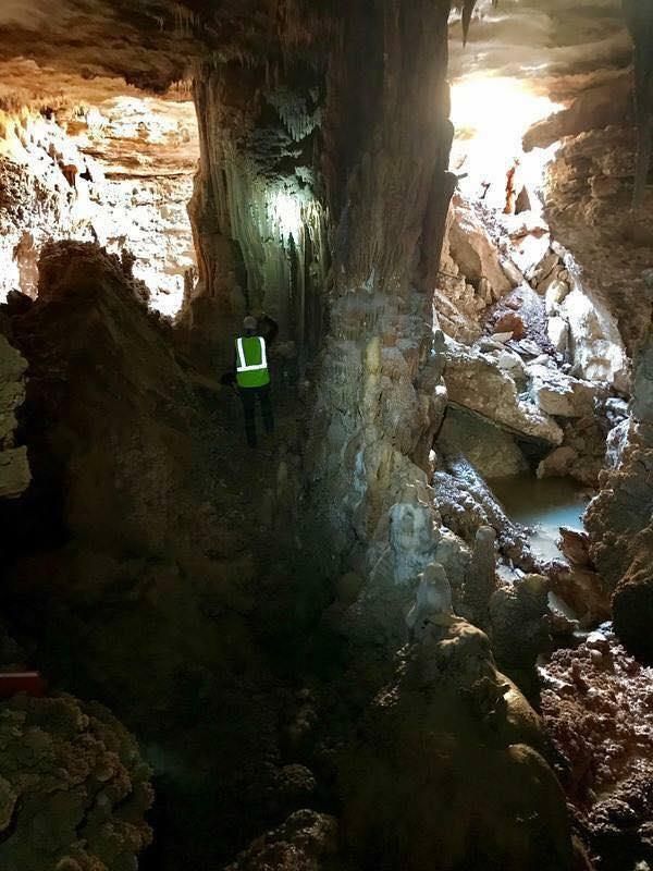 В Техассе часть дорожного полотна провалилась, обнажив настоящую пещеру для гномов