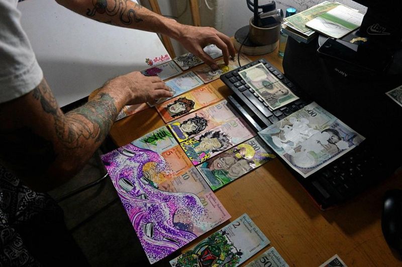 Из-за дикой инфляции в Венесуэле торгуют поделками из денег