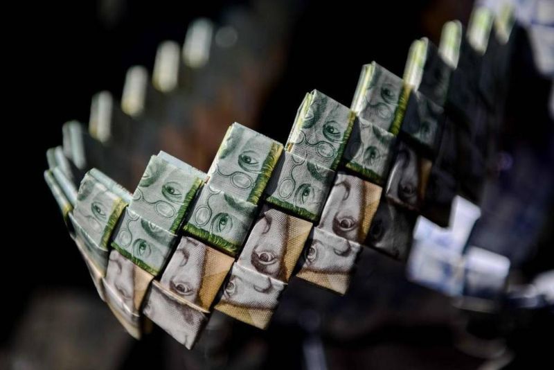 Из-за дикой инфляции в Венесуэле торгуют поделками из денег