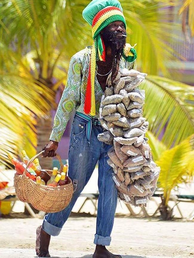 Торговец прохладительными напитками (и не только) на пляже Ямайки