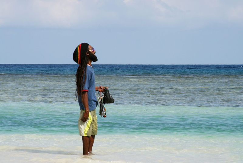 Торговец прохладительными напитками (и не только) на пляже Ямайки