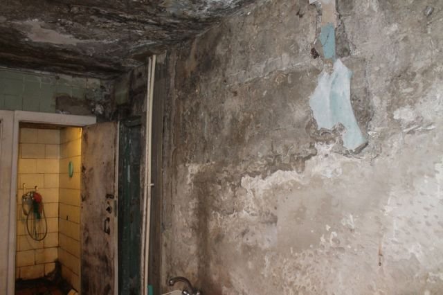 Тюменский гниющий дом пугает своим видом местных жителей