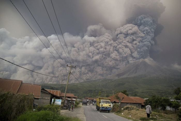 Зрелищное извержение вулкана Синабунг