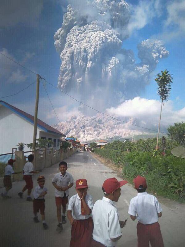 Зрелищное извержение вулкана Синабунг