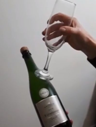 Открываем шампанское с помощью бокала