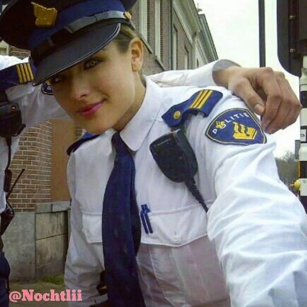 Симпатичная полицайка из Нидерландов