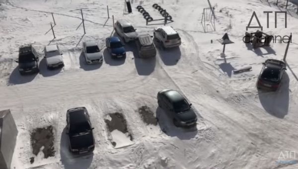 Видео о том, как непросто жителям Челябинска найти себе место для парковки