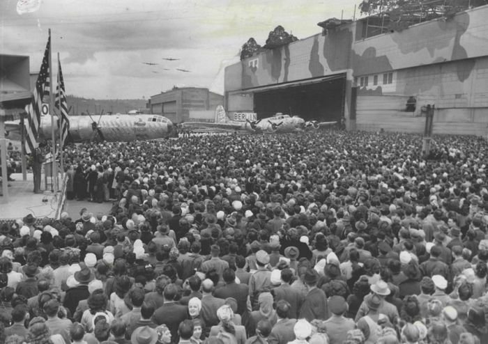 Поддельный город на крыше фабрики: как компания Boeing защищалась во время Второй мировой войны