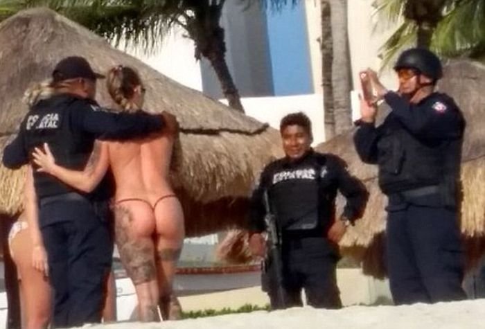 Мексиканские полицейские не устояли перед соблазном