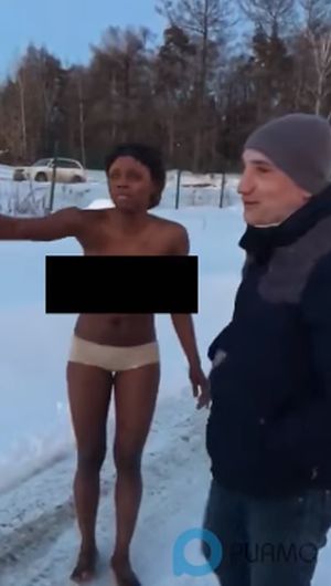 Охранники парковки выгнали проституток голыми на мороз