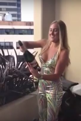 Девушка открывает шампанское ножом