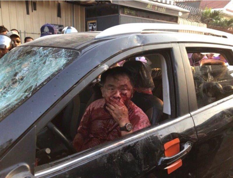 В Камбодже толпа остановила автомобиль виновника ДТП и закидала камнями
